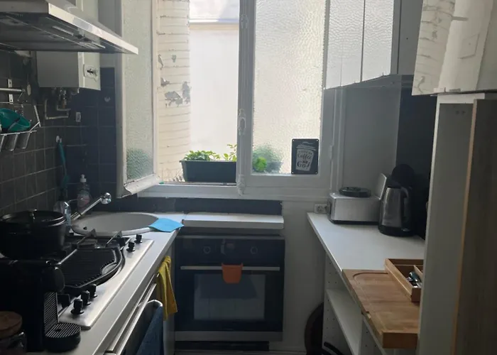 לינה וארוחת בוקר Arc De Triomphe 4*